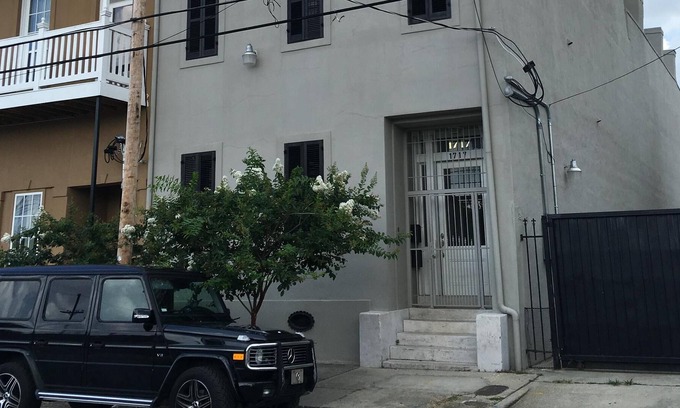 Faubourg Lafayette House | 1850s HUGE historic rowhouse for large groups with gated parking12ft ceilings