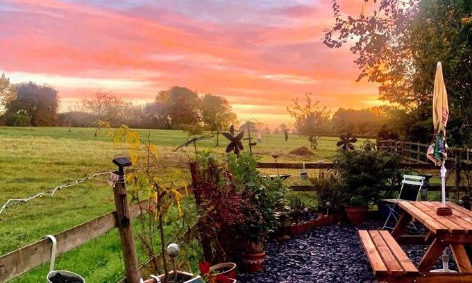 Snitterfield Cottage | 18th Century Cottage With Stunning Farmland Views