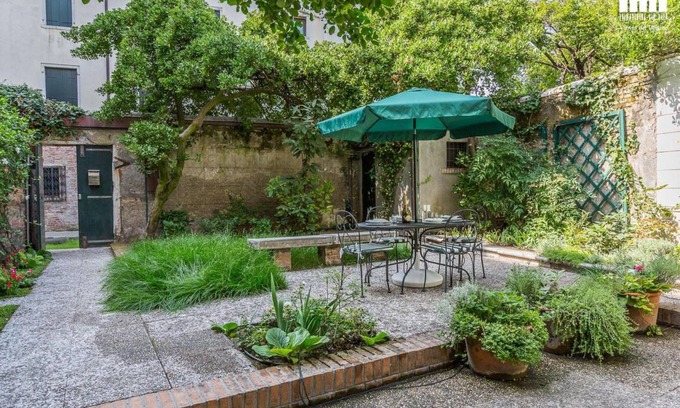 Dorsoduro Apartment | 190 m² Apartment ∙ 1 bedroom ∙ 2 guests