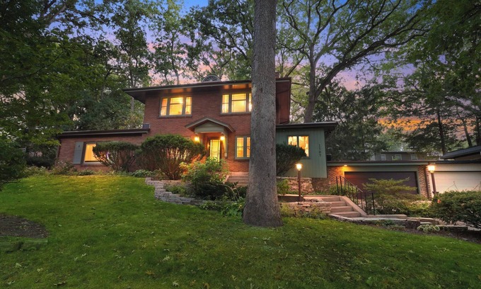 Rockford House | 1920s Cottage with Hot Tub, Fire Pit and Game Room