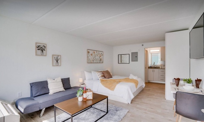 Kissimmee Apartment | 1bed 1bath with AC and 2 complementary bottles of Florida sourced spring water!