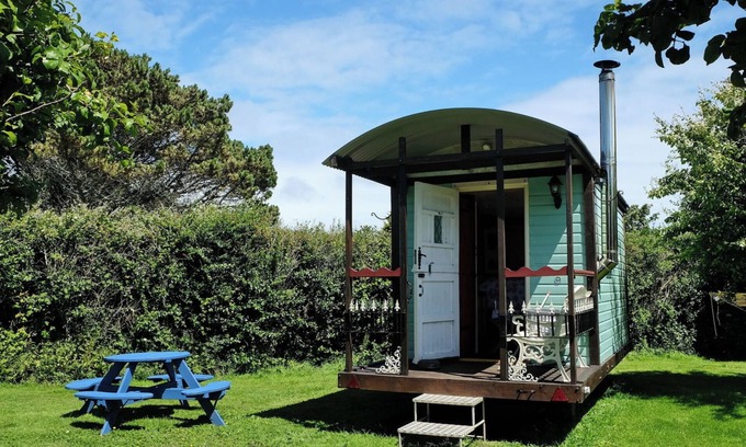 Grade Cabin | 1Bed Cabin Sleeps 2- Fireplace,Garden,Parking,Pets