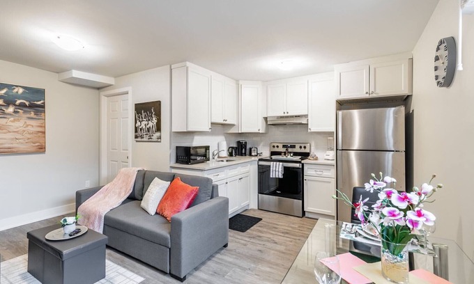 Central Hamilton Apartment | 1BR - Boutique Apt with Netflix- PRIME Location!!