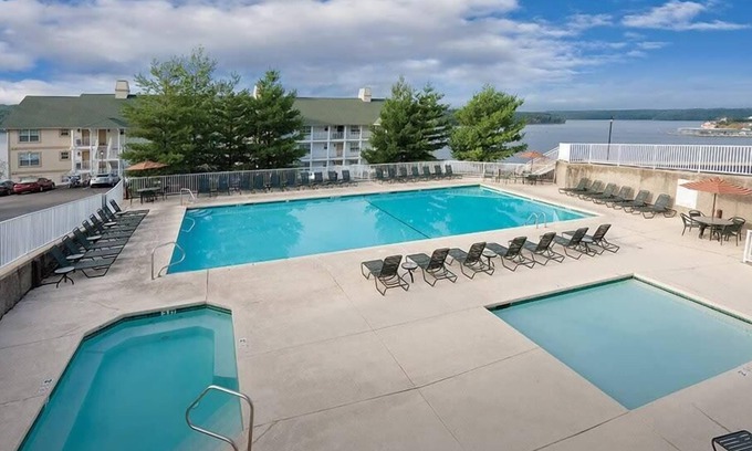 Kaiser Condo | 1br Condo in Ozark Area-Water & Amusement Parks