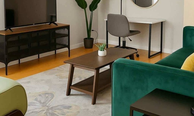 Chicago Apartment | 1BR Vibrant & Inviting Apt in Chicago