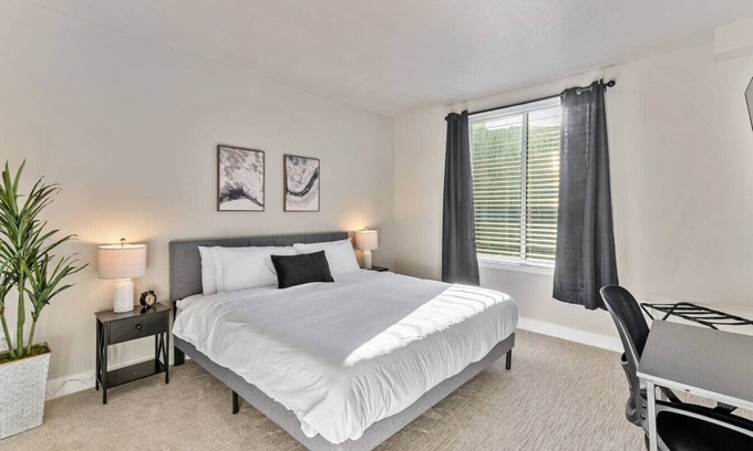 Downtown Salt Lake City Apartment | 1min Delta+Salt Palace |King Bed |Gym |Parking