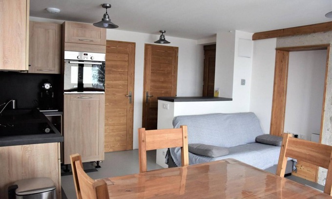 Pralognan-la-Vanoise Apartment | 1st floor, balcony, parking, tv, 32m², Pralognan-la-Vanoise