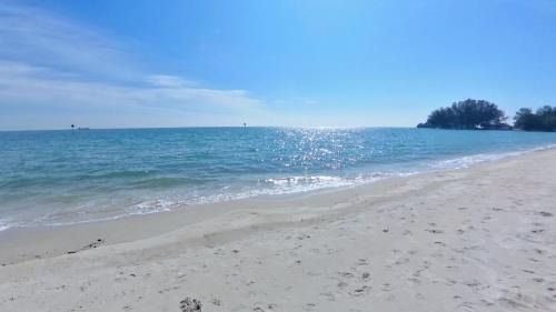 Si Rusa Apartment | 2-18pax GFloor DOORSTEP PRIVATE BEACH, WATERSPORT, Pool, BBQ Set, Wifi, 50"TV