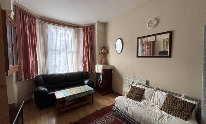 Slough House | 2/3 bedroom ground floor flat in the centre of Slough close to rail/bus London
