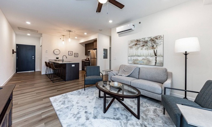 Mountain Shadows Apartment | 2 BD Top Floor Mt and Downtown Views 5 mins from Garden of the Gods