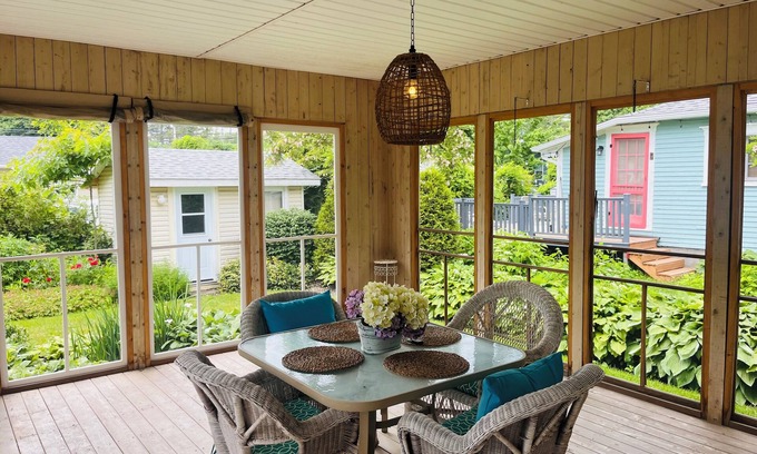 The Bluff Cottage | 2 bdm cottage in the BLUFF, ONLY 3 min walk to PARLEE. AC, WiFi and 2 sunrooms