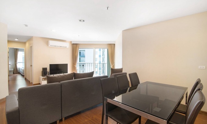 Ratchadaphisek Apartment | 2 Bed/2 Bath Apartment/Biggest Pool/WiFi