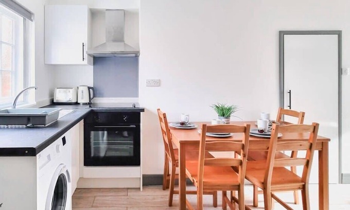 Theale House | 2 Bed, 2 Bath, Free Parking, 10 Mins To Madejski