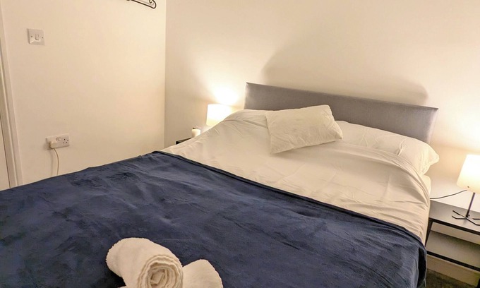 Colchester House | 2 bed 2 bath maisonette in Colchester with Parking and Wi-Fi