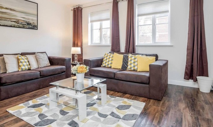 West Thurrock Apartment | 2 Bed Apartment Sleeps 5 - Wifi, Free Parking