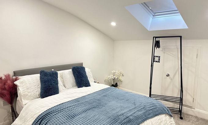 Dudley Apartment | 2 Bed Apartment - Sleeps 4 - Wifi - Parking