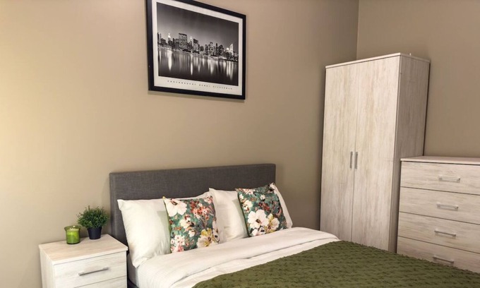 Headingley Apartment | 2 Bed - Close to LBU, Headingley Stadium and YCC