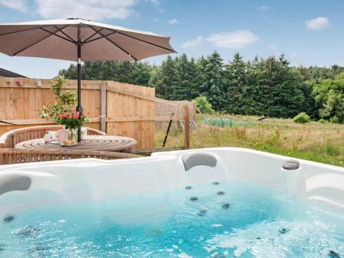 Honiton House | 2 Bed Cottage - Hot Tub Garden Parking