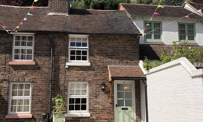 Bridgnorth Cottage | 2 Bed Cottage - Sleeps 4 - Parking - Wifi