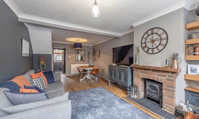 Eton Wick House | 2 Bed Cozy Cottage with Log Burner