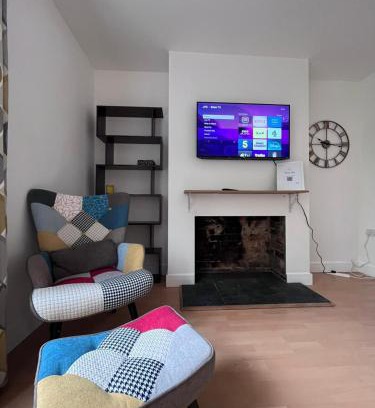 Newark upon Trent Villa | 2-Bed Family House Nr Nottingham City Hospital, Arnold, Mansfield with Free WiFi