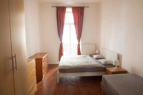 Andel Apartment | 2 Bed Flat - Sleeps 9 - Pets - Parking - Wifi