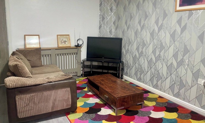 Cradley House | 2 Bed House-Sleeps 4-Free Parking