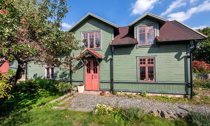 Ronneby House | 2 Bed House Sleeps 4 with Garden & Free Parking