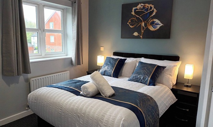 Oldbury House | 2 Bed House - Sleeps 6 - Parking - Wifi