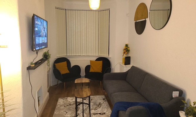 Manchester House | 2 Bed House - Sleeps 5 - Pets - Parking - Wifi