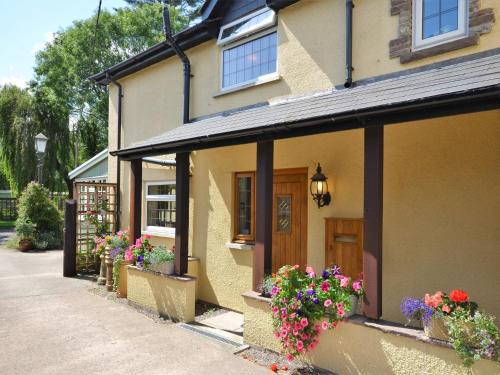 Glangrwyney House | 2 Bed in Crickhowell 76431