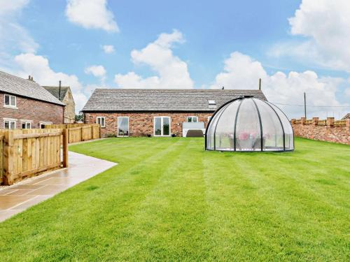 Wakefield House | 2 Bed in Wintersett 93235