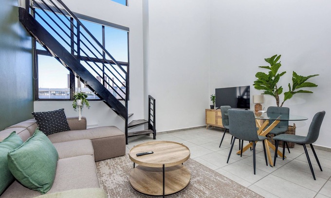 Parkwood Apartment | 2 Bed Penthouse | Pool and Gym