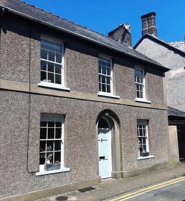 Crickhowell House | 2 bed period cottage sleeps 4 in central Crickhowell