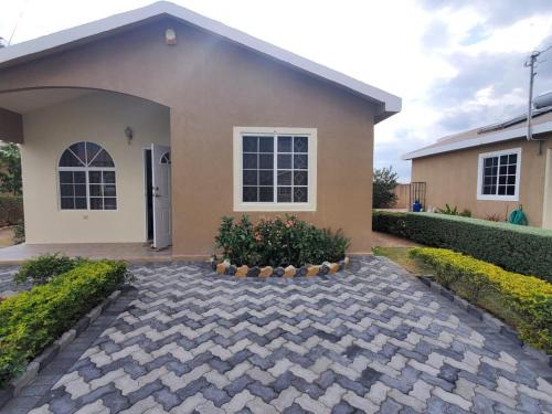 Portmore House | 2-Bed Sleeps 4 Private Garden Parking