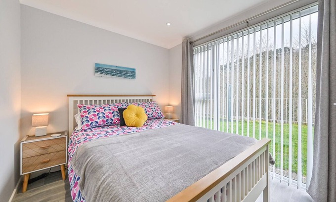 Millendreath Villa | 2 Bed Villa Sleeps 4 - Wifi, Garden, Sea Views