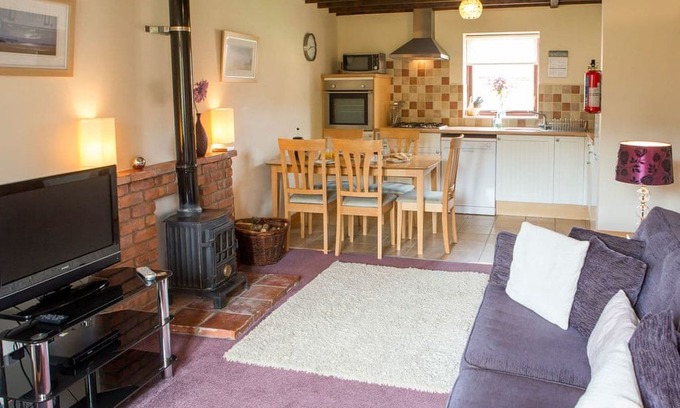 Cayton House | 2 bedroom accommodation in Killerby, Cayton, near Scarborough