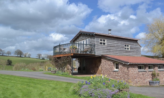 Hay-on-Wye Cottage | 2 bedroom accommodation in Bosbury, near Ledbury