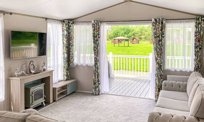 Hoddesdon Ski Chalet | 2 bedroom accommodation in Hoddesdon