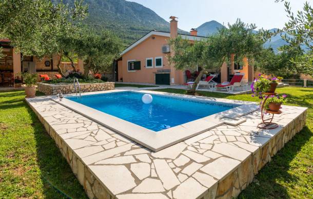 Kula Norinska House | 2 bedroom accommodation in Desne