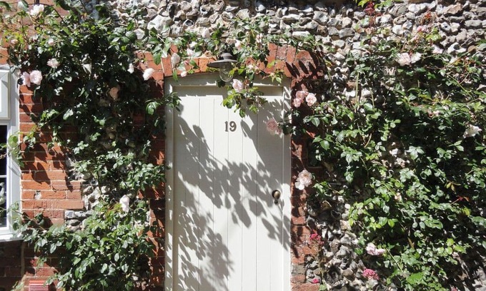 Helhoughton Cottage | 2 bedroom accommodation in Helhoughton, near Fakenham