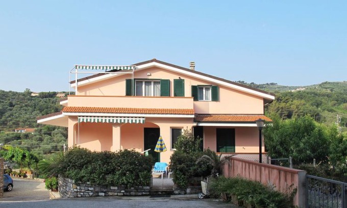 Diano Castello Apartment | 2 bedroom Apartment, sleeps 6 in Diano Castello with Pool and WiFi
