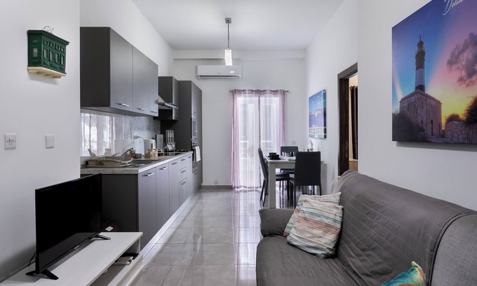 Gzira Apartment | 2-bedroom apartment in Gżira with AC