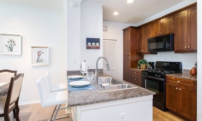 Airport Area Apartment | 2 Bedroom Apartment L-458838 by Houzlet