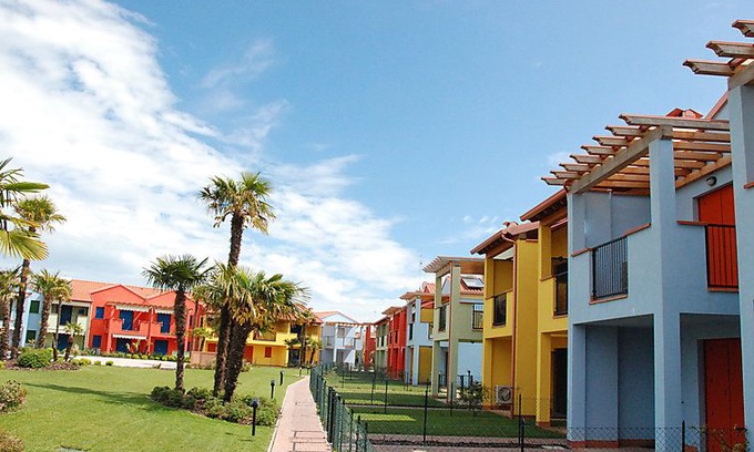 Aprilia Marittima Apartment | 2 bedroom Apartment, sleeps 6 in Lame with Pool and Air Con