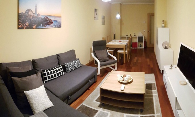 La Corredoria y Ventanielles Apartment | 2 bedroom apartment with parking and WiFi. Next to the Hospital (HUCA).