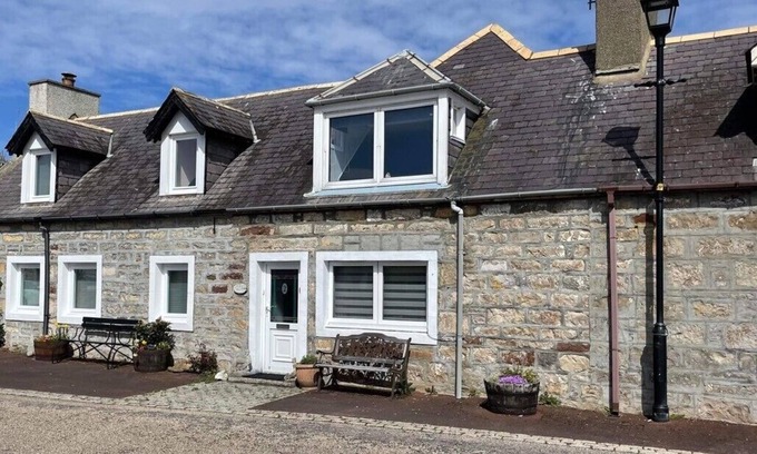 Brora House | 2 Bedroom Cottage overlooking the River Brora and Harbour