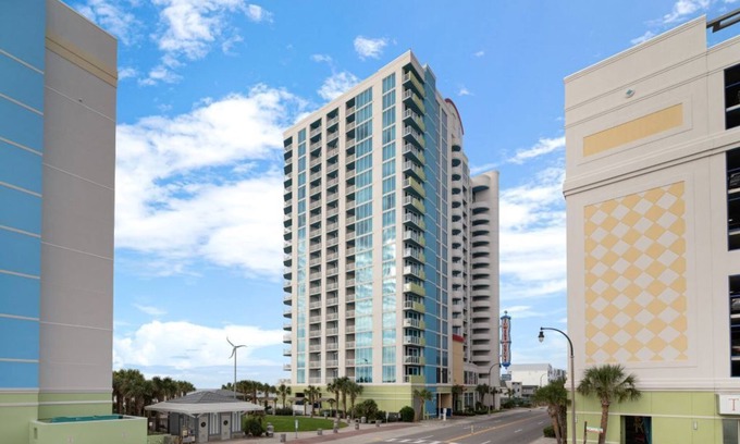 Williamsburg House | 2 Bedroom Deluxe suite in the heart of Myrtle Beach!