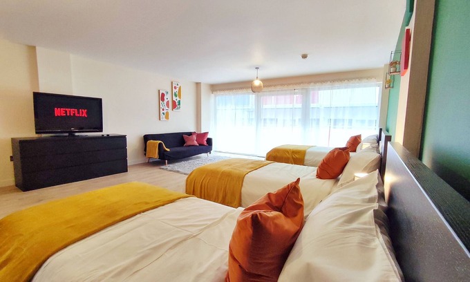 Chapeltown Apartment | 2 Bedroom Duplex Apartment in Leeds City Centre w/King Size Bed