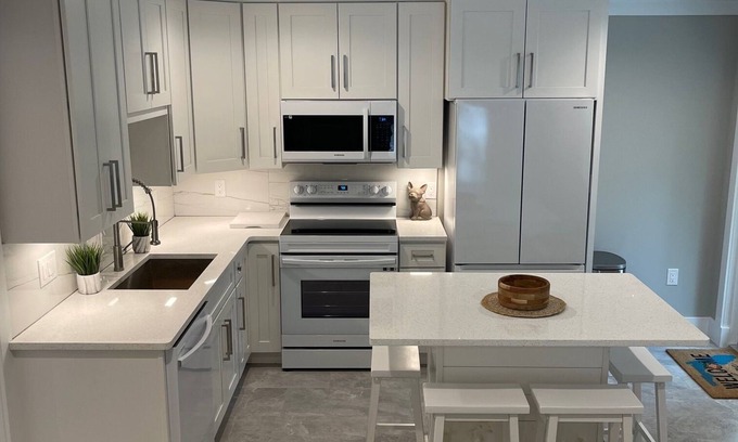 Sanibel House | 2 Bedroom Duplex - Close to Causeway/Walk to Nerita Beach!